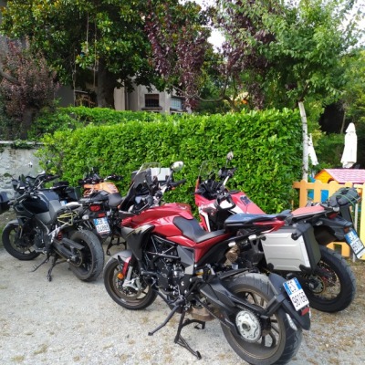 Parcheggio nel cortile interno per motociclette