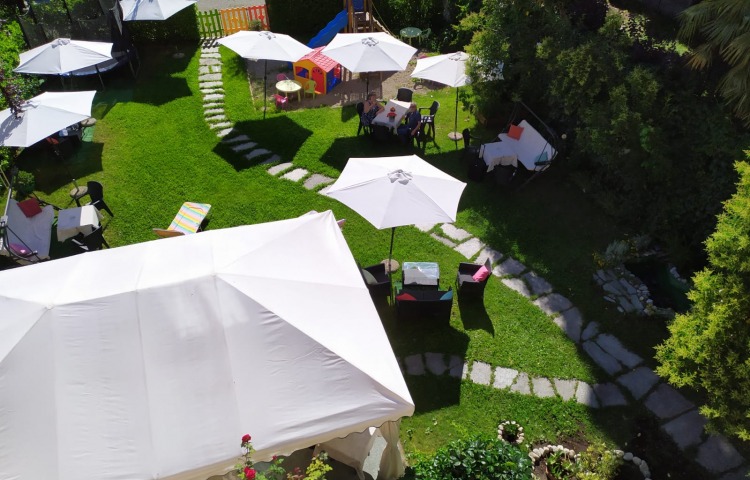 giardino con area bambini scivolo e tappeto elastico