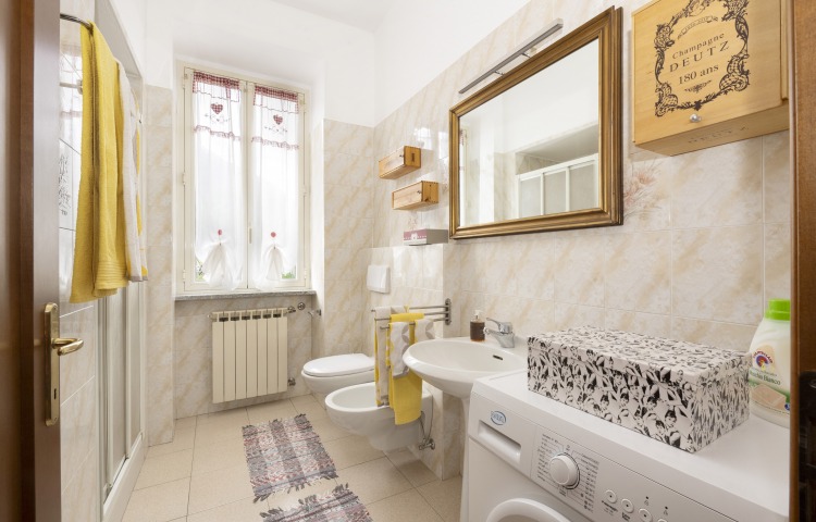 bagno con doccia, lavatrice e phon / asciugacapelli